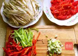 Illustration of how to stir-fry eggplant shreds with green and red peppers 3