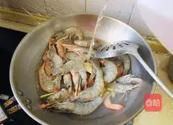 Illustration of how to make salt water prawns 2