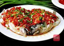 Illustration of how to make fish head with chopped pepper 14