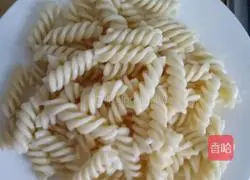 Illustration of how to make tomato and black pepper pasta 2