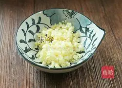 Illustration of how to make steamed scallops with vermicelli and garlic paste 5