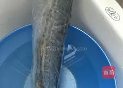 Illustration of how to make mackerel balls in clear soup 1