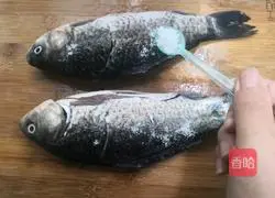 Illustration of how to make scallion-flavored crucian carp 3 