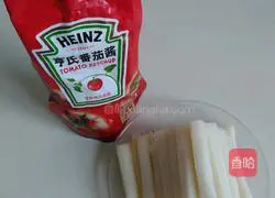 Illustration of how to make fried rice cakes with tomato sauce 1