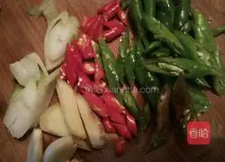 Illustration of how to make fried sausage with hot pepper 2