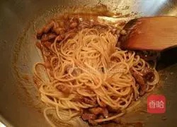 Illustration of how to make stir-fried spaghetti with black pepper beef tenderloin 6