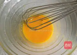 Illustration of how to make creamy egg yolk and bacon pasta 2
