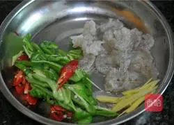 Illustration of how to make fried shrimp balls with green and red pepper 1