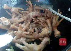 Illustration of how to make chicken feet in tomato sauce 9
