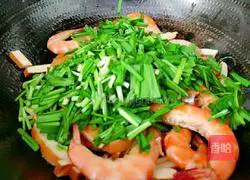 Illustration of how to make fried shrimp with dried tofu and chives 12