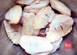 Illustration of how to make fried chicken wings 1