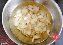 Wolfberry lily is nourishing Illustration of how to make glutinous rice 1