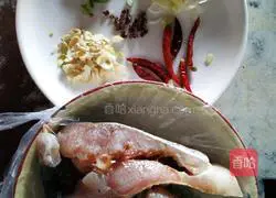 Illustration of how to make spicy fish cubes 1