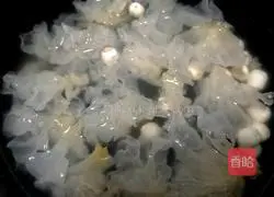 Illustration of how to make red dates, white fungus and lotus seed soup 4