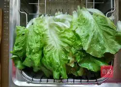 Illustration of how to make lettuce with garlic oyster sauce 1