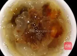 Illustration of how to make peach gum, red dates, tremella and lotus seed soup 8