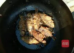 Illustration of how to fry crucian carp in the wild 3