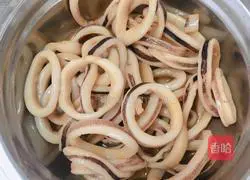Illustration of how to stir-fry squid rings 3