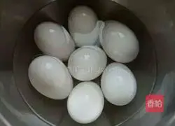 Illustration of how to make salted duck eggs 1