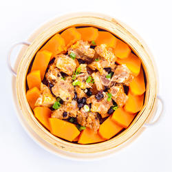Steamed pork ribs with lotus leaves and pumpkin