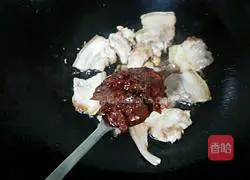 Illustration of how to make fresh bamboo shoots, fungus and twice-cooked pork 8