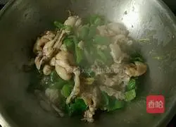 Illustration of how to cut bullfrog with green pepper 3