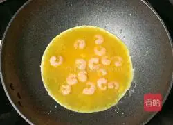 Illustration of how to make scrambled eggs with shrimps 11