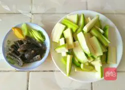 Illustration of how to stir-fry sea cucumber and luffa 2