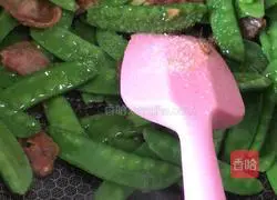 Illustration of how to make snow peas and stir-fry sausage 11