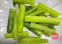 Illustration of how to mix mussels with asparagus 4