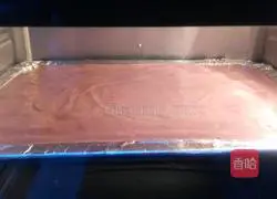 Illustration of how to make red yeast powder cream cake roll 11