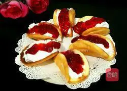 Illustration of how to make strawberry jam and cream cake sandwich 16