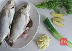 Illustration of how to make crucian carp with green onions 1