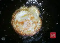 Illustration of how to make poached eggs with tomato sauce 6