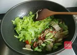 Illustration of how to make twice-cooked pork with bitter melon and okra 5