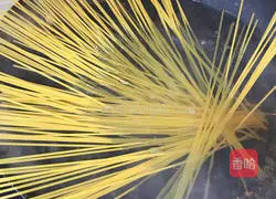 Illustration of how to make fried pasta 6