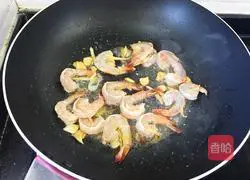 Golden Crispy Shrimp Recipe Illustration 5