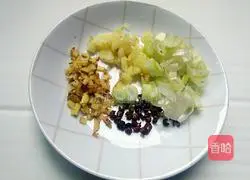 Illustration of how to make stir-fried twice-cooked pork with dried fragrant seeds 3