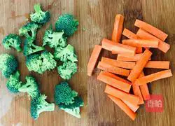 Illustration of how to make black pepper sirloin steak with chicken sauce and mashed potatoes, seasonal vegetable and fresh fruit salad 5