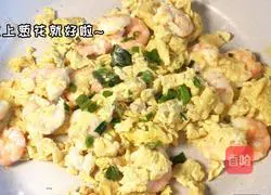 Scrambled eggs with shrimps Illustration of how to do it 3