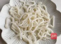 Illustration of how to steam squid with potato flour 3