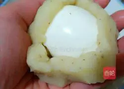 Illustration of how to make mashed potatoes and eggs 7