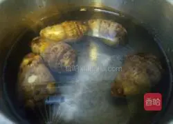 Illustration of how to wrap the head in tomato sauce 1