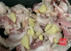 Illustration of how to make twice-cooked pork with potatoes in dry pot 2