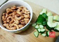 Fried shrimps with cashew nuts Illustration of how to do it 5