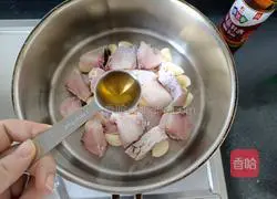 Garlic braised Illustration of making fish cubes 4