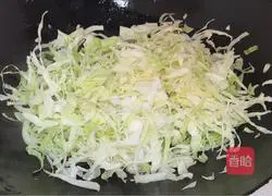 Illustration of how to make stir-fried vermicelli with cabbage and eggs 8