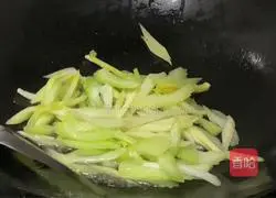 Illustration of how to make fried scallops with celery 4