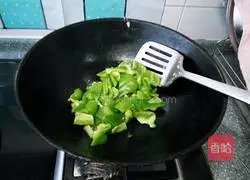 Illustration of how to make fried potato slices with green pepper 4