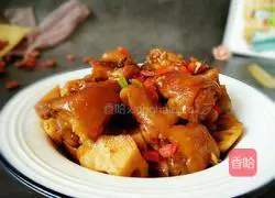 Illustration of how to make braised pork knuckles with red lotus root 12